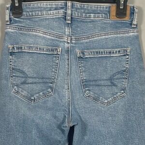 American Eagle Mom Jean Light Wash Distressed High Rise Denim Size 2 Regular
